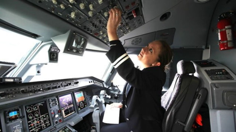 Pilot kriz geçirdi: Yolcular koltuğa bağladı - Resim: 3