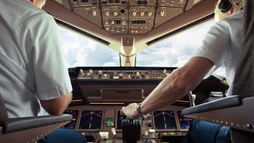 Pilot kriz geçirdi: Yolcular koltuğa bağladı - Resim: 8