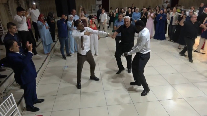 Fildişi Sahilli gençler düğünde halaya katıldı - Resim: 4