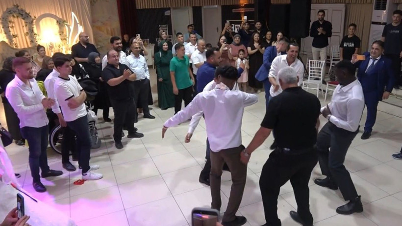 Fildişi Sahilli gençler düğünde halaya katıldı - Resim: 3