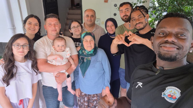 Fildişi Sahilli gençler düğünde halaya katıldı - Resim: 2