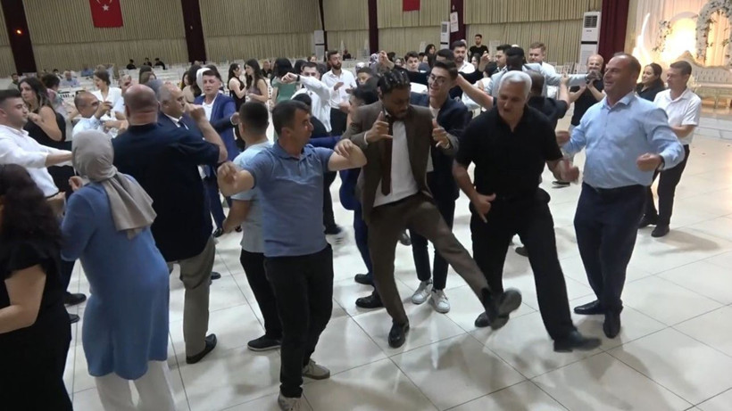 Fildişi Sahilli gençler düğünde halaya katıldı - Resim: 1