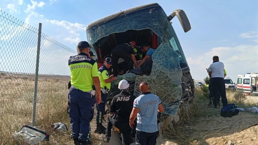 Ankara-Niğde yolunda yolcu otobüsü devrildi: Çok sayıda yaralı - Resim : 1