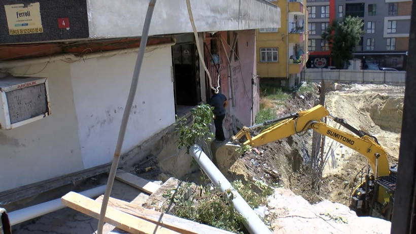 Binanın merdivenleri çöktü: Pencerede kurtarılmayı beklediler - Resim: 2