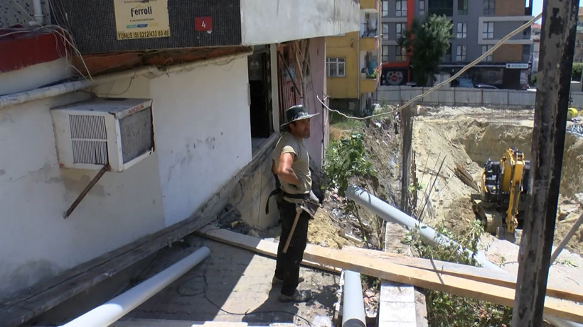 Binanın merdivenleri çöktü: Pencerede kurtarılmayı beklediler - Resim: 1