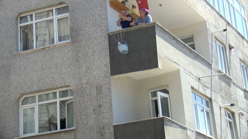 Binanın merdivenleri çöktü: Pencerede kurtarılmayı beklediler - Resim: 11
