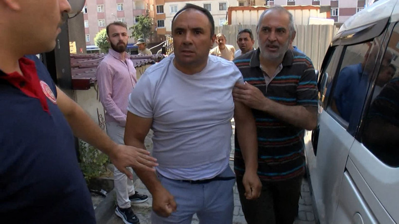 Binanın merdivenleri çöktü: Pencerede kurtarılmayı beklediler - Resim: 7