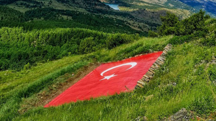 Kelkit Vadisi'nin zirvesindeki gurur: Dev Türk bayrağı yenilenen yüzüyle göz kamaştırıyor - Resim: 5