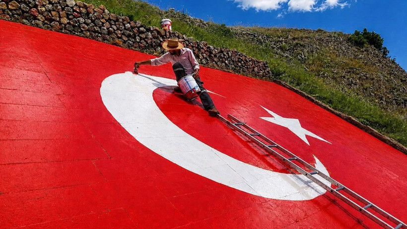 Kelkit Vadisi'nin zirvesindeki gurur: Dev Türk bayrağı yenilenen yüzüyle göz kamaştırıyor - Resim: 4