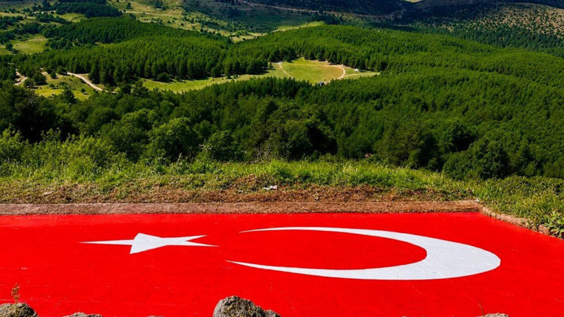 Kelkit Vadisi'nin zirvesindeki gurur: Dev Türk bayrağı yenilenen yüzüyle göz kamaştırıyor - Resim: 3