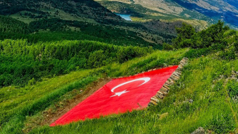 Kelkit Vadisi'nin zirvesindeki gurur: Dev Türk bayrağı yenilenen yüzüyle göz kamaştırıyor - Resim: 1