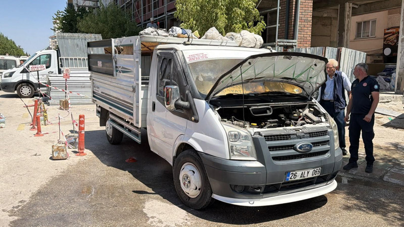 Güneşten ısınan Navigasyon Cihazı alev topuna döndü: Park halindeki kamyonet küle döndü - Resim: 4