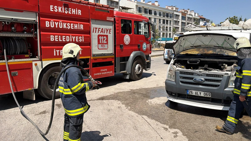Güneşten ısınan Navigasyon Cihazı alev topuna döndü: Park halindeki kamyonet küle döndü - Resim: 3