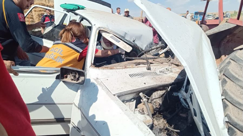 Çankırı’da feci kaza: Park halindeki traktöre çarpan otomobilde 3 kişi hayatını kaybetti - Resim : 1