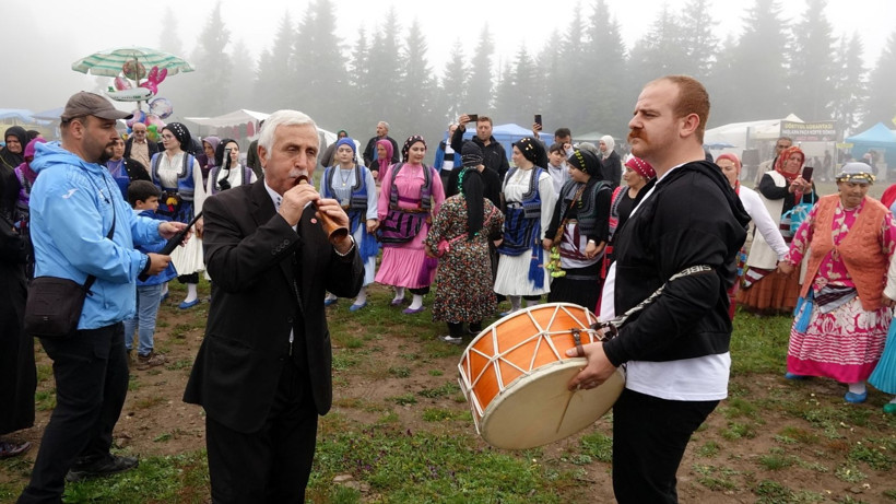 Süslü inekler, renkli fistanlar: Kemençe eşliğinde göç: Karadeniz yaylalarını inlettiler - Resim: 15