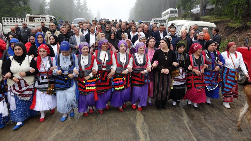 Süslü inekler, renkli fistanlar: Kemençe eşliğinde göç: Karadeniz yaylalarını inlettiler - Resim: 10