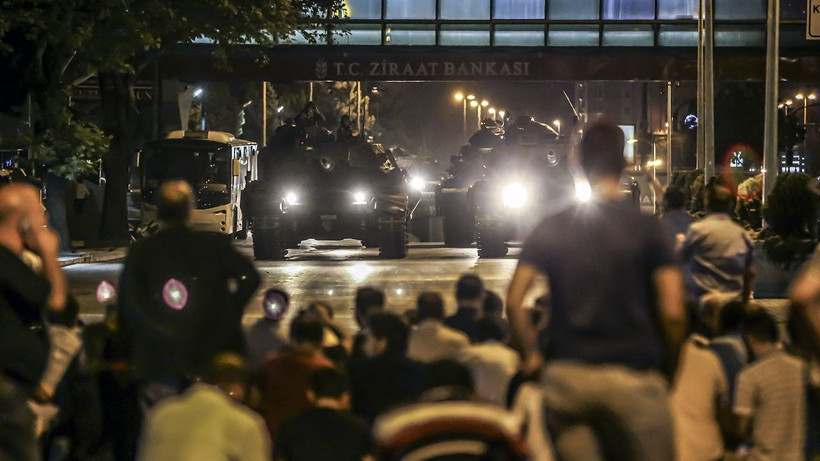 Karanlık başlayıp zaferle biten o gece: İşte 15 Temmuz darbe girişiminin seyrini değiştiren kritik saatler - Resim: 2