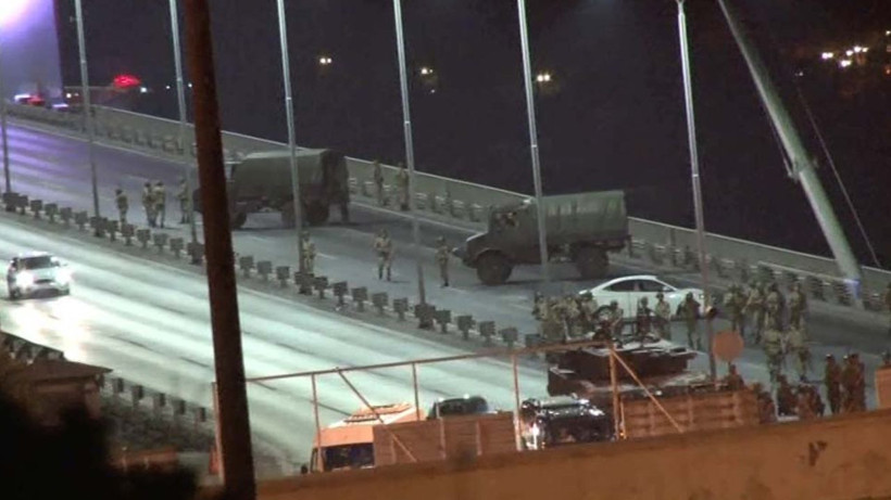 Karanlık başlayıp zaferle biten o gece: İşte 15 Temmuz darbe girişiminin seyrini değiştiren kritik saatler - Resim: 5