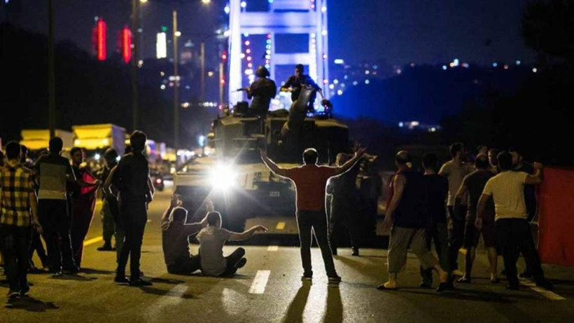 Karanlık başlayıp zaferle biten o gece: İşte 15 Temmuz darbe girişiminin seyrini değiştiren kritik saatler - Resim: 8