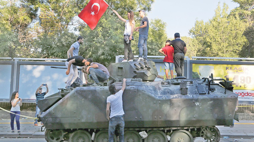 Karanlık başlayıp zaferle biten o gece: İşte 15 Temmuz darbe girişiminin seyrini değiştiren kritik saatler - Resim: 13