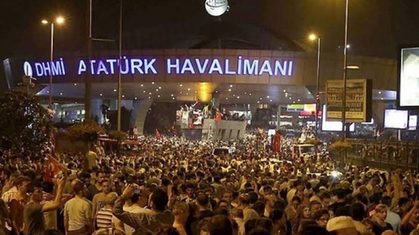 Karanlık başlayıp zaferle biten o gece: İşte 15 Temmuz darbe girişiminin seyrini değiştiren kritik saatler - Resim: 11