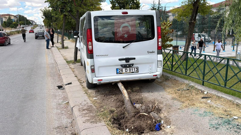 Minibüsteki yolcular ölümden döndü: Eskişehir’de feci kaza - Resim: 4