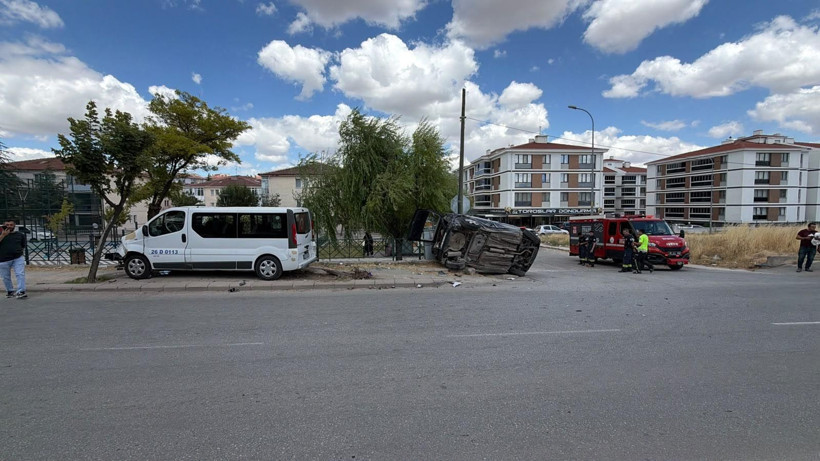 Minibüsteki yolcular ölümden döndü: Eskişehir’de feci kaza - Resim: 1