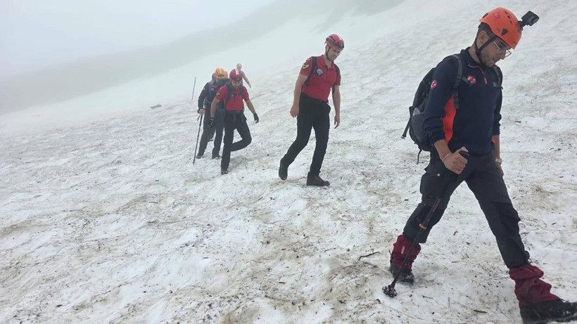 Karadeniz'in sarp dağlarında nefes kesen operasyon: Mahsur kalan macera tutkunlarına 10 saat sonra ulaşıldı - Resim: 1
