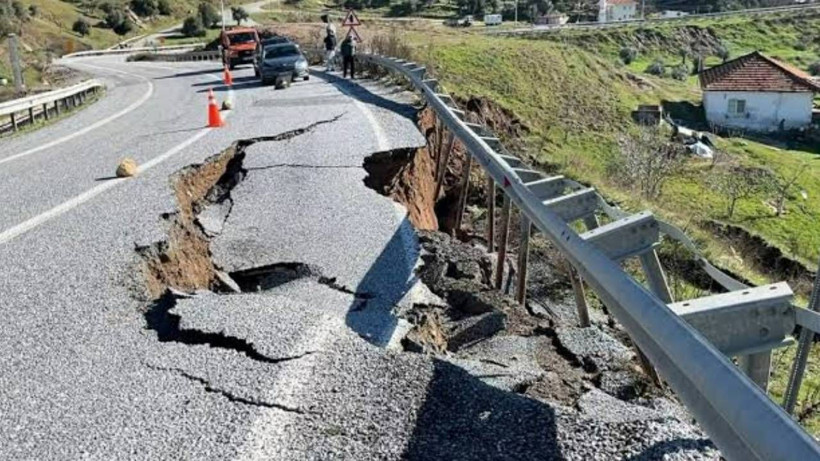 Rekor sıcaklıklar büyük felaketi tetikliyor: Yollar çöküyor, altyapı alarm veriyor - Resim: 1