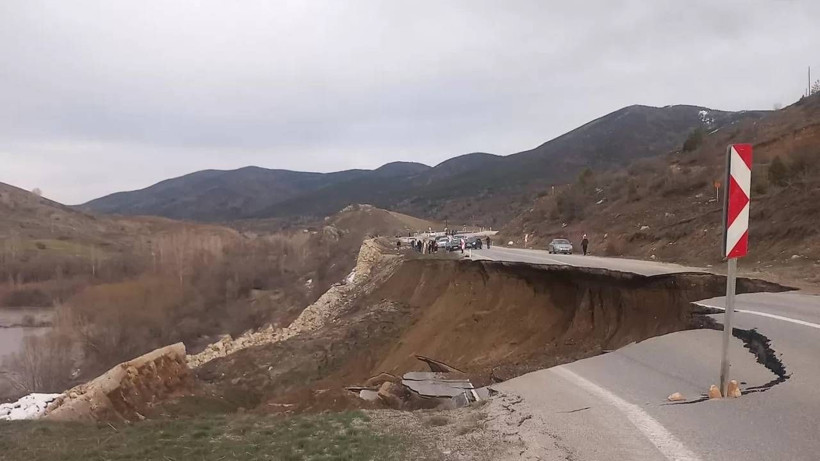 Rekor sıcaklıklar büyük felaketi tetikliyor: Yollar çöküyor, altyapı alarm veriyor - Resim: 9
