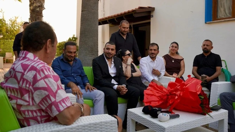 İbrahim Tatlıses'in evinde mutlu gün: Manevi kızına beşi bir yerde taktı - Resim : 2
