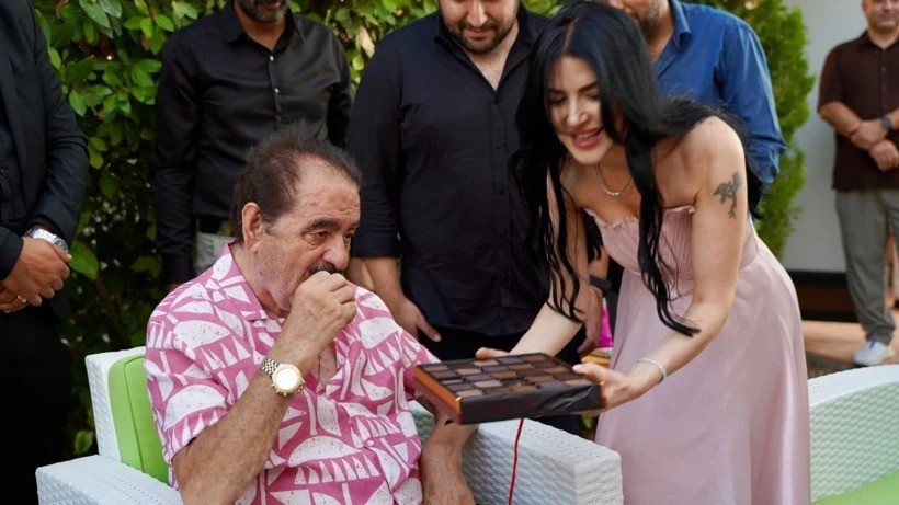 İbrahim Tatlıses'in evinde mutlu gün: Manevi kızına beşi bir yerde taktı - Resim : 1