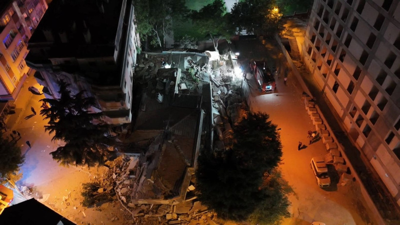 İstanbul’da facianın eşiğinden dönüldü: Kolonları patlayan 4 katlı bina çöktü - Resim: 4