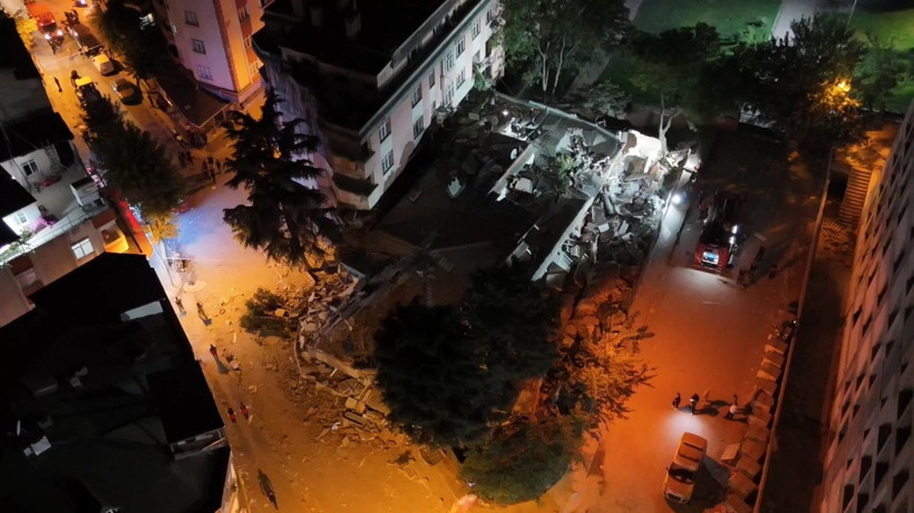 İstanbul’da facianın eşiğinden dönüldü: Kolonları patlayan 4 katlı bina çöktü - Resim: 5