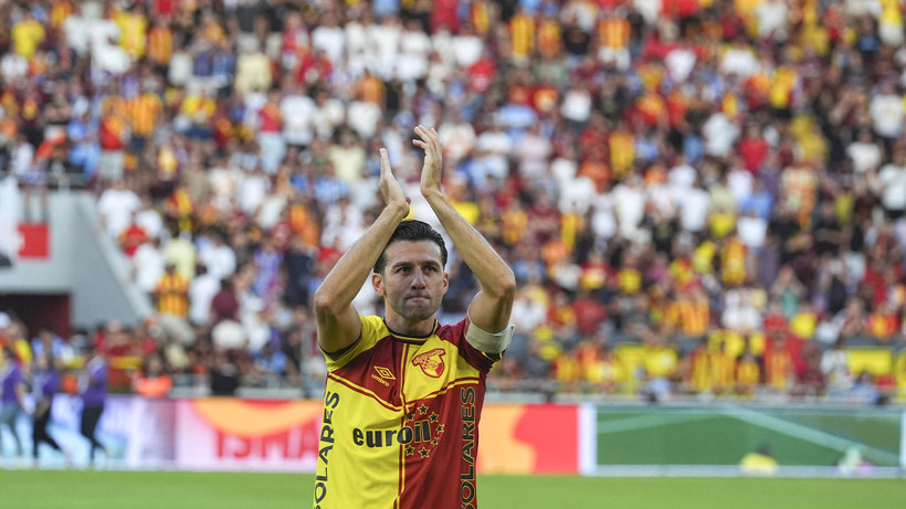 İsmail Köybaşı gözyaşlarıyla futbola veda etti: Jübile maçında duygusal anlar - Resim : 3