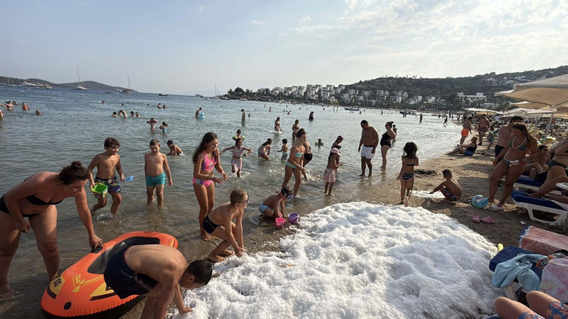 Bodrum'da termometreler patladı: İşletmeci sahili buzla doldurdu - Resim: 3