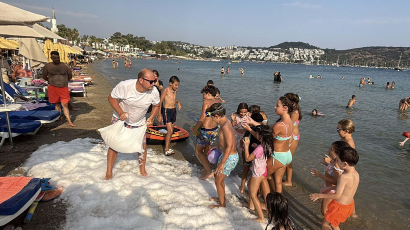 Bodrum'da termometreler patladı: İşletmeci sahili buzla doldurdu - Resim: 2
