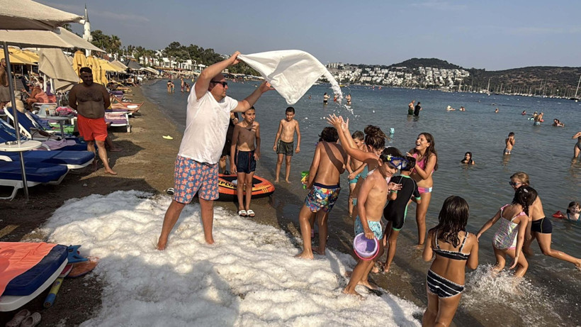 Bodrum'da termometreler patladı: İşletmeci sahili buzla doldurdu - Resim: 5