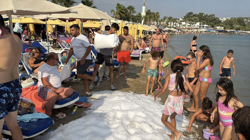 Bodrum'da termometreler patladı: İşletmeci sahili buzla doldurdu - Resim: 4