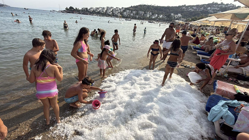 Bodrum'da termometreler patladı: İşletmeci sahili buzla doldurdu - Resim: 1