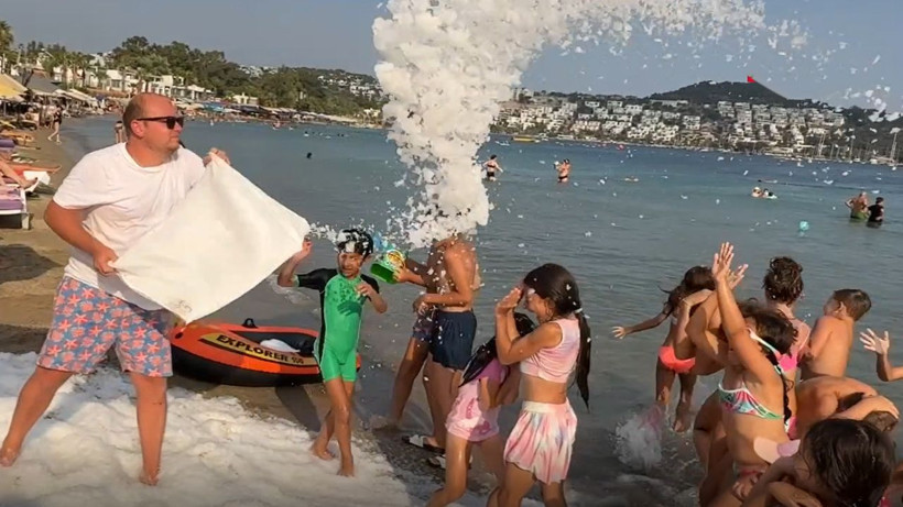 Bodrum'da termometreler patladı: İşletmeci sahili buzla doldurdu - Resim: 7