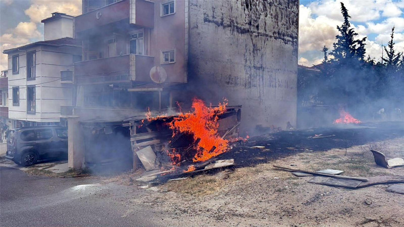 Kucağındaki kardeşiyle canını zor kurtardı: Alevler kapıya dayandı - Resim: 5