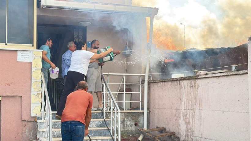 Kucağındaki kardeşiyle canını zor kurtardı: Alevler kapıya dayandı - Resim: 3
