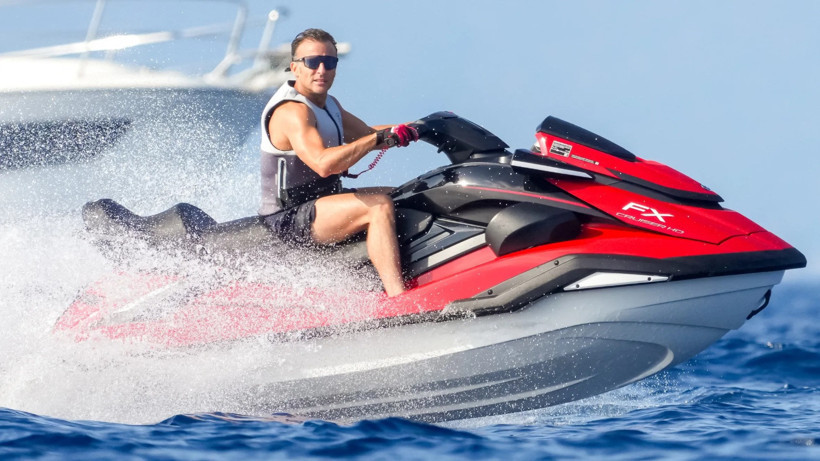 Fransa alev alev yanarken Macron'un tatil pozu kriz çıkardı - Resim : 1