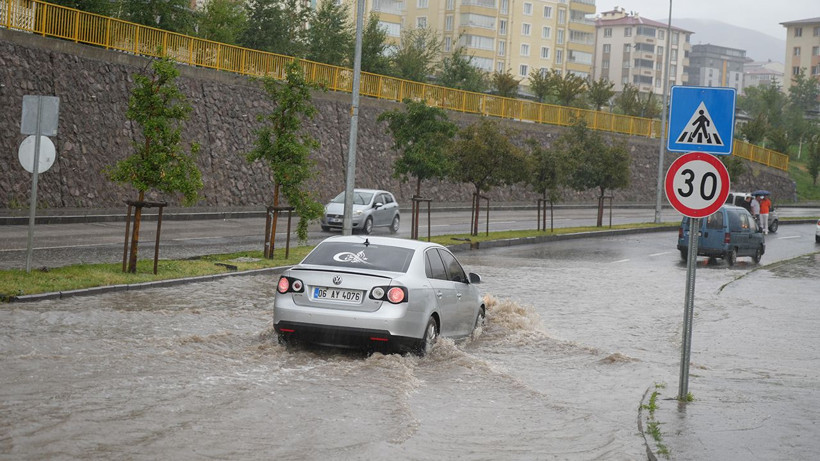 Erzurum'da aniden bastıran sağanak şehri teslim aldı: Erzurum-Bingöl yolunda sel dehşeti - Resim: 5