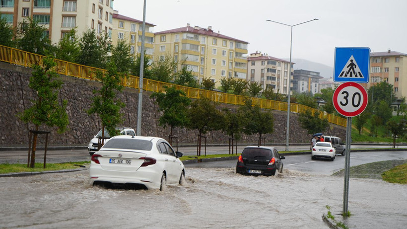 Erzurum'da aniden bastıran sağanak şehri teslim aldı: Erzurum-Bingöl yolunda sel dehşeti - Resim: 4