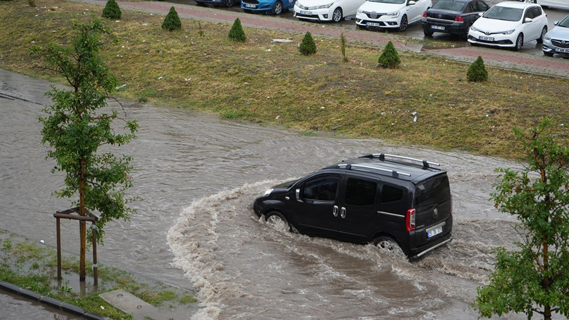 Erzurum'da aniden bastıran sağanak şehri teslim aldı: Erzurum-Bingöl yolunda sel dehşeti - Resim: 2