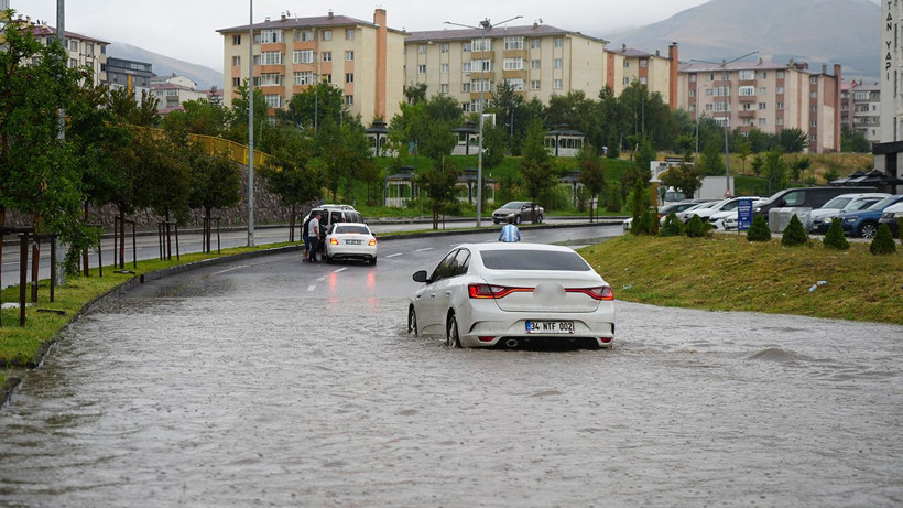 Erzurum'da aniden bastıran sağanak şehri teslim aldı: Erzurum-Bingöl yolunda sel dehşeti - Resim: 1