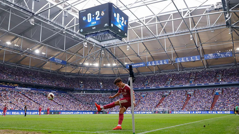 Arda Güler'in kuzeni olduklarını iddia eden 3 kişi Schalke stadını birbirine kattı - Resim: 4