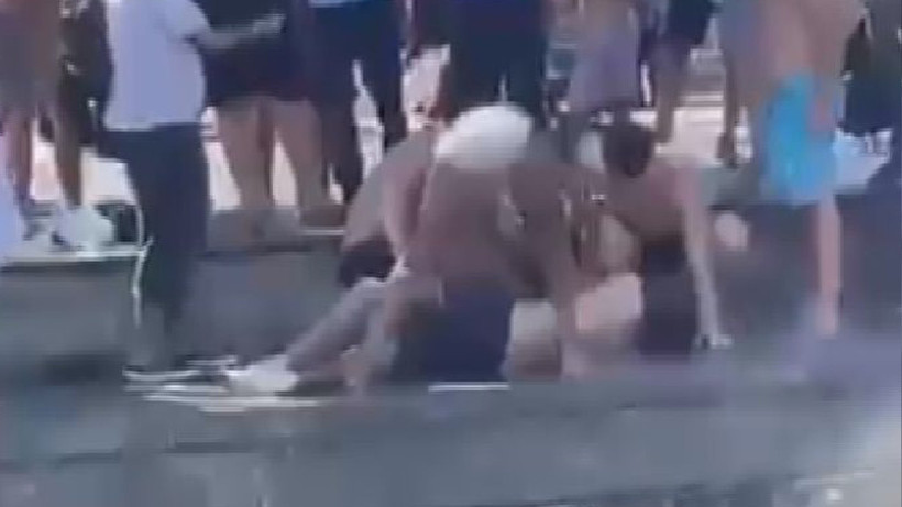 Beşiktaş’ta boğulma tehlikesi geçiren turist vatandaşlar tarafından kurtarıldı - Resim : 1